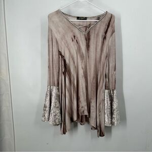 A Star Is Born Size M Beige Shimmery Handkerchief Hem Trumpet Sleeve Top